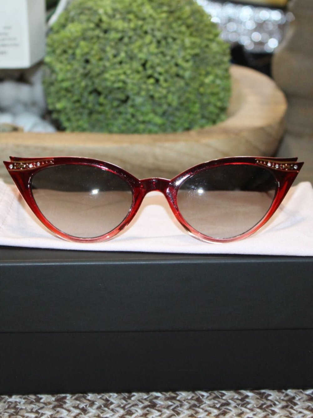 NWOT Women's vintage cat eye sunglasses FUN!